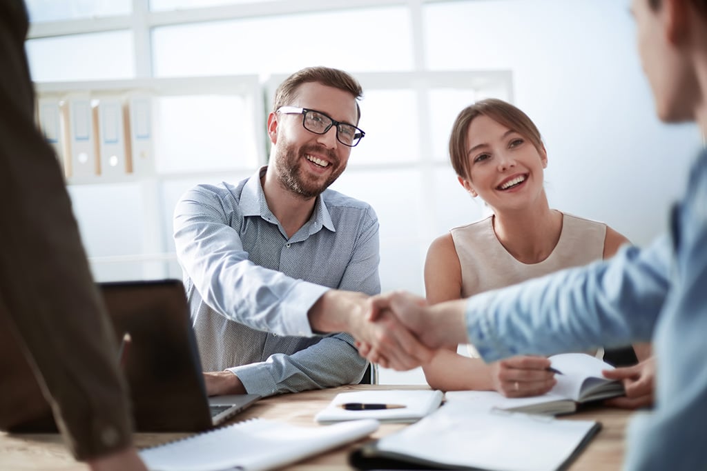 it specialist shaking hands with client