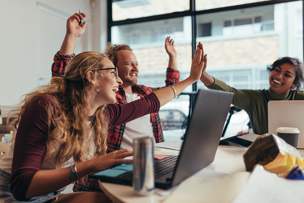 it team high fiving